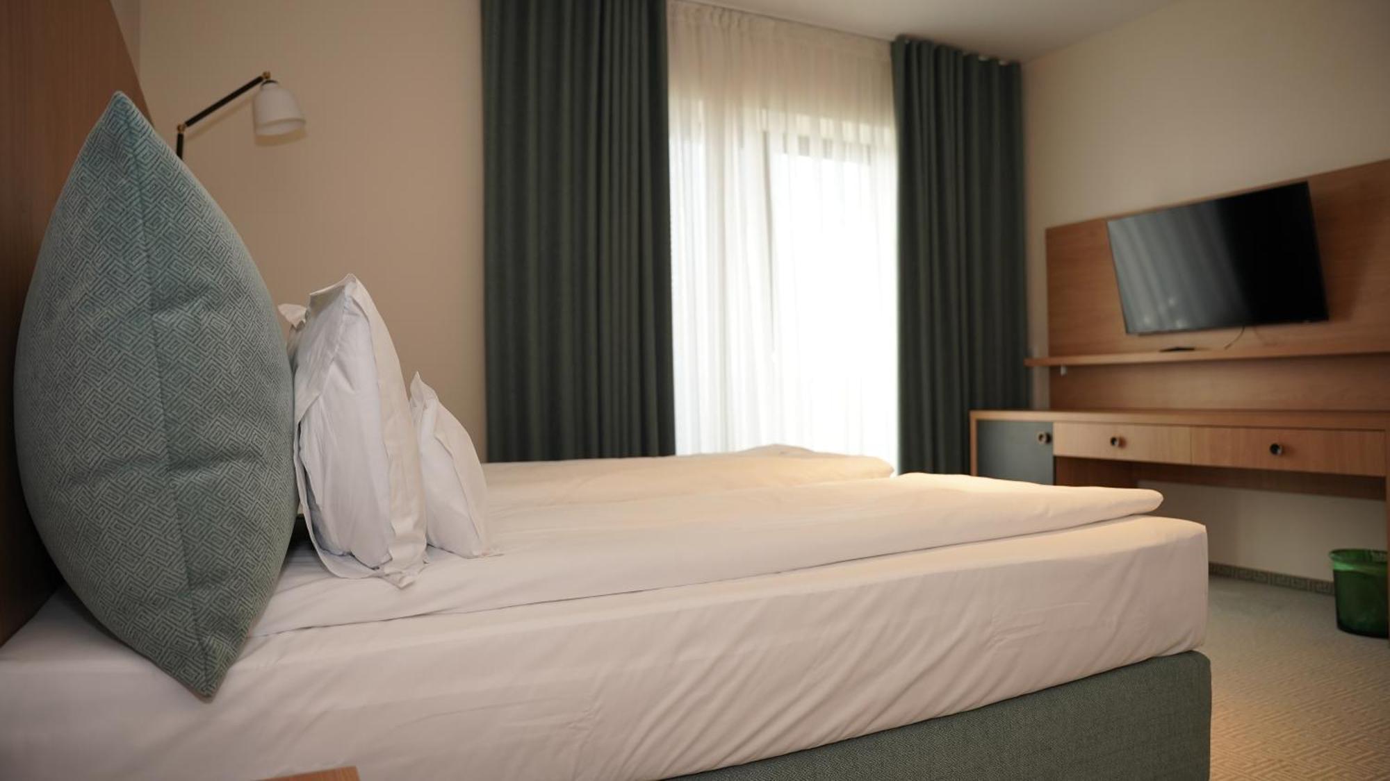 Hotel Sorin Mihai Кристиан Екстериор снимка